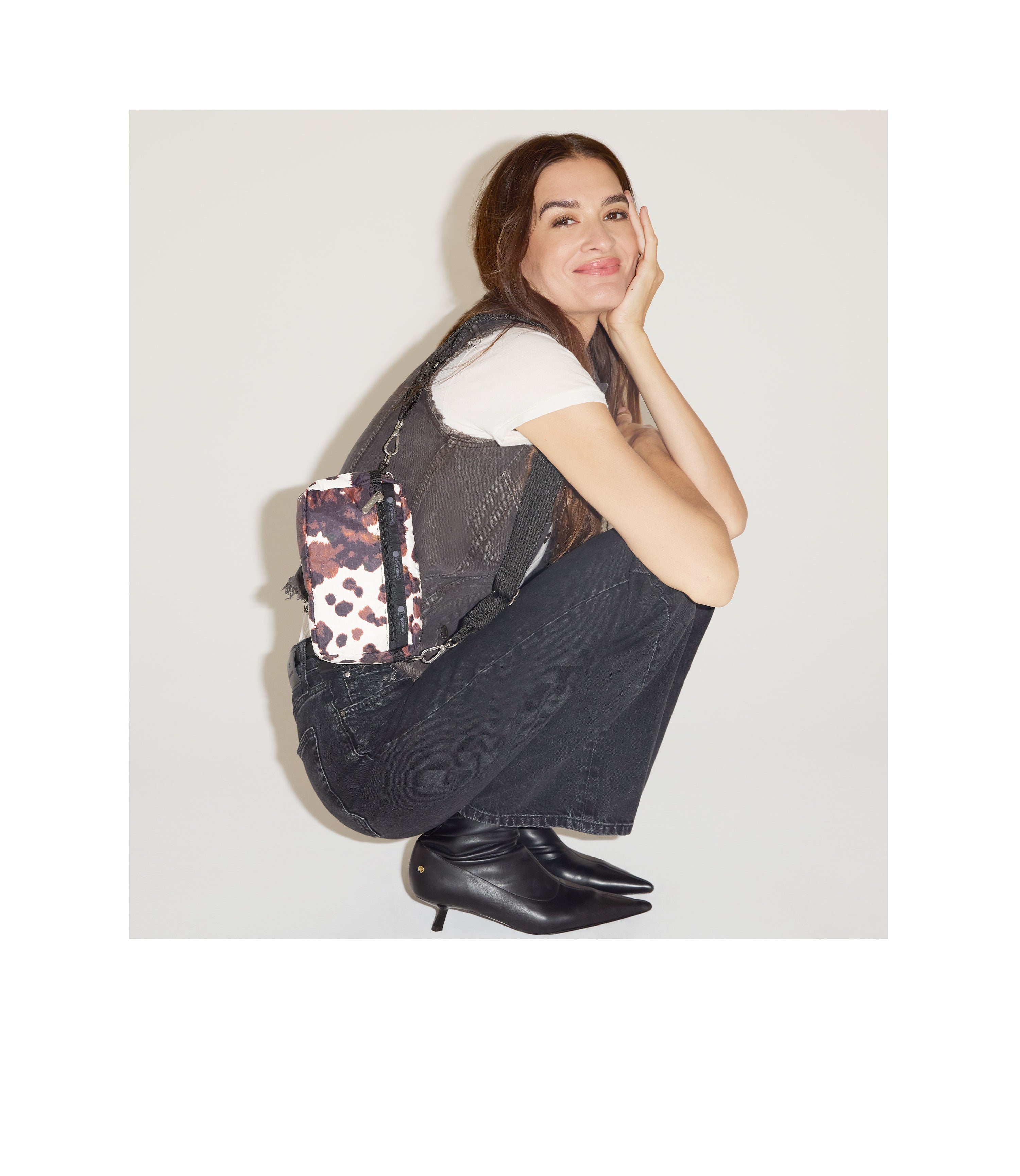 ポコ East/West Phone Crossbody - Cow Chic print – LeSportsac