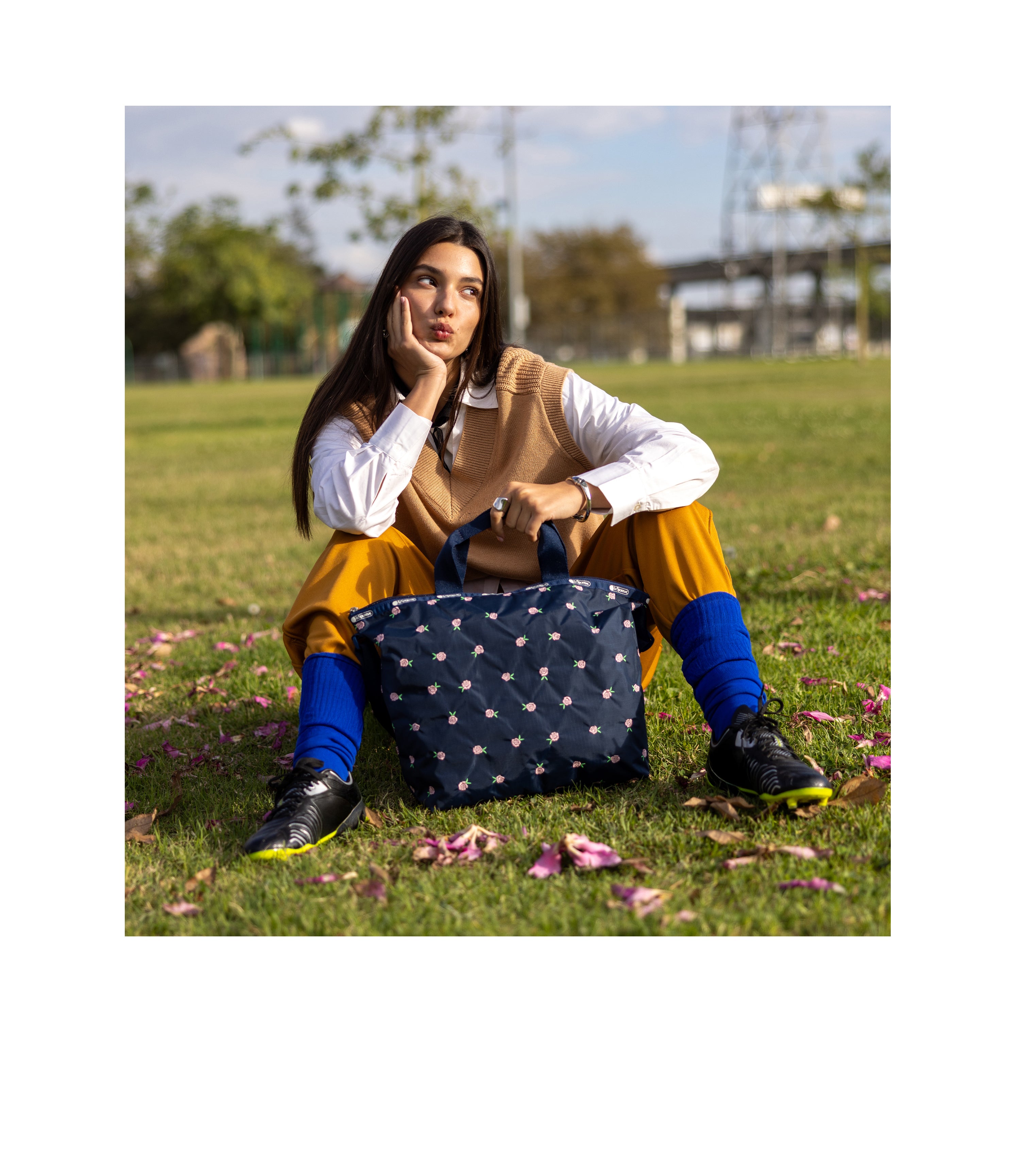 【ゴールデンウィーク特別割】シュガーバニーズ ラ ショルダー ポシェット バッグ Deluxe Easy Carry Tote - Pink Roses Embroidery – LeSportsac