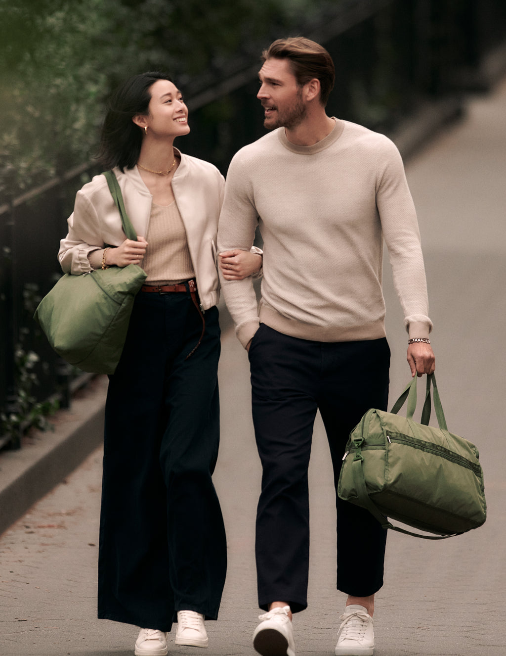 Today: Deluxe Medium Weekender in Olive 🡪
